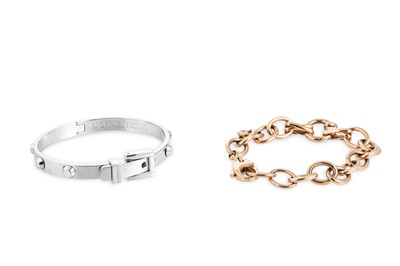 Lot 154 - A COSTUME JEWELLERY BANGLE BY MICHAEL KORS,...