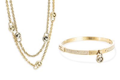 Lot 155 - A COSTUME JEWELLERY BANGLE BY MICHAEL KORS,...