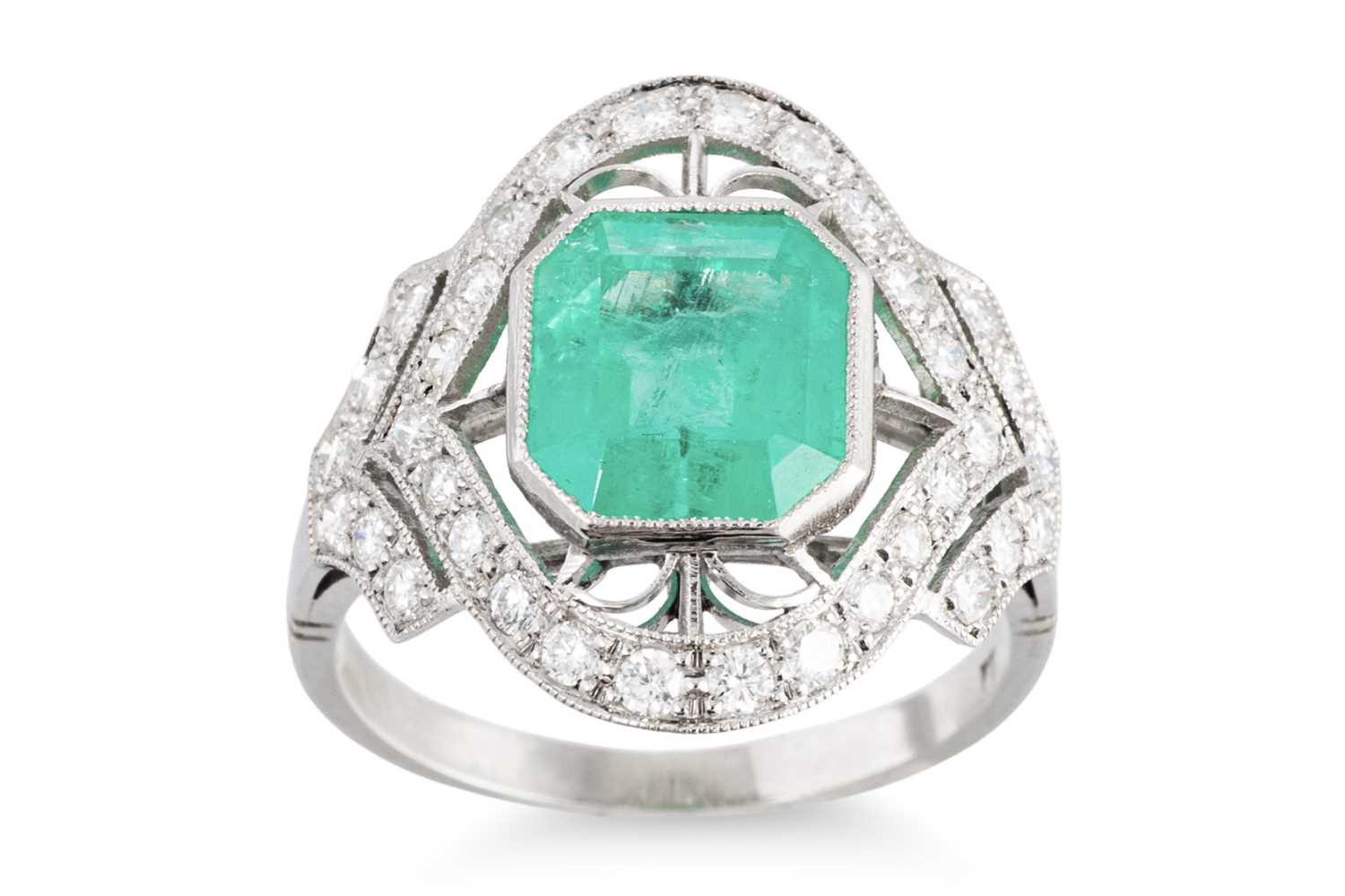 Lot 90 - AN EMERALD AND DIAMOND CLUSTER RING, the...