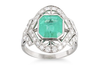 Lot 90 - AN EMERALD AND DIAMOND CLUSTER RING, the...