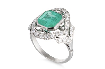 Lot 90 - AN EMERALD AND DIAMOND CLUSTER RING, the...