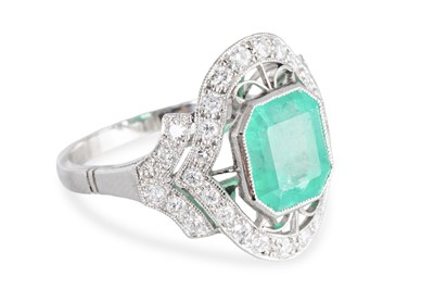 Lot 90 - AN EMERALD AND DIAMOND CLUSTER RING, the...