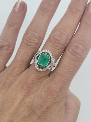 Lot 90 - AN EMERALD AND DIAMOND CLUSTER RING, the...