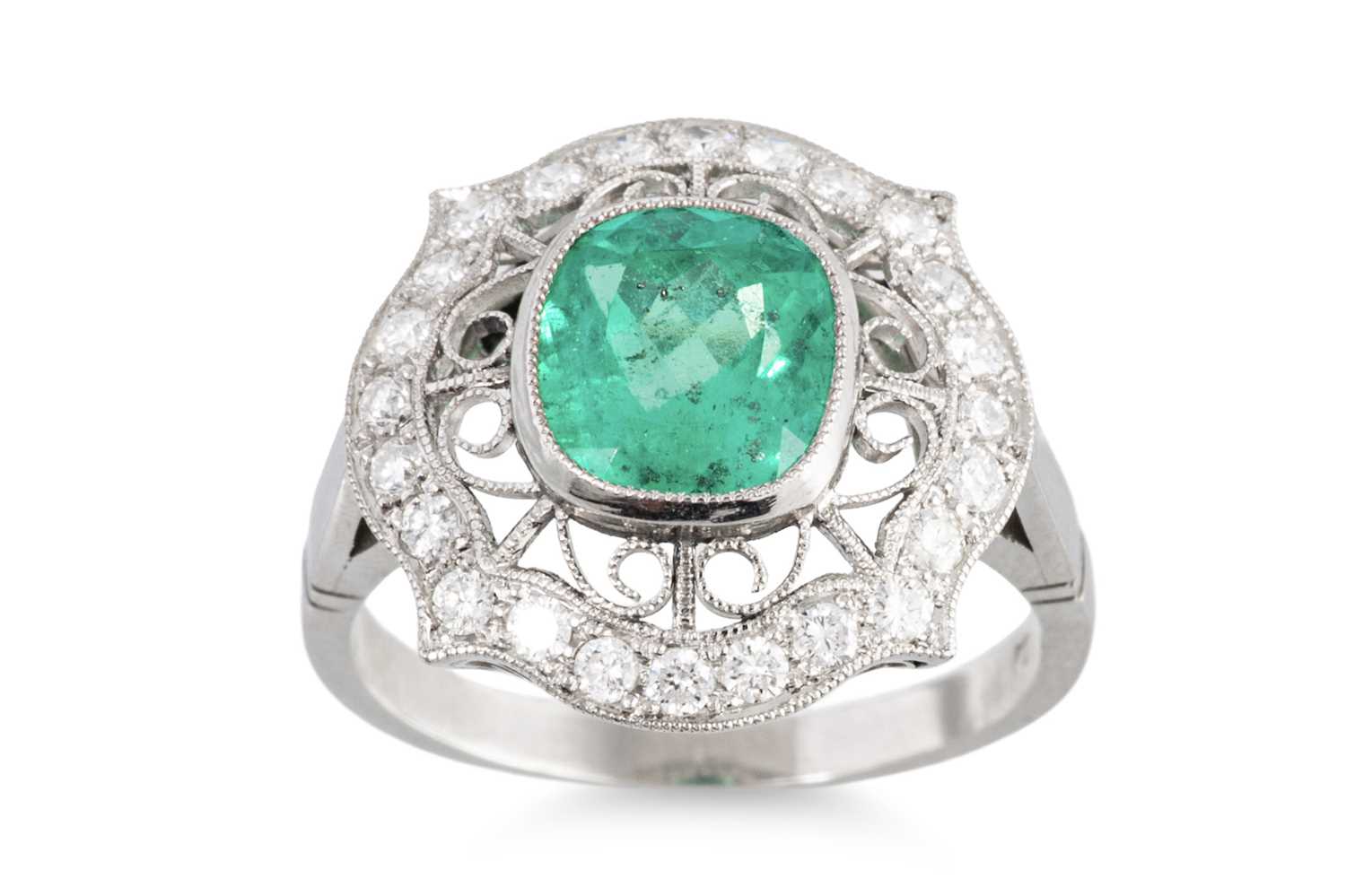 Lot 91 - AN EMERALD AND DIAMOND CLUSTER RING, the...