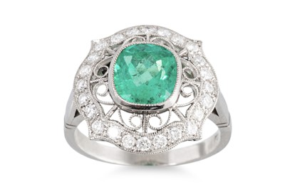 Lot 91 - AN EMERALD AND DIAMOND CLUSTER RING, the...