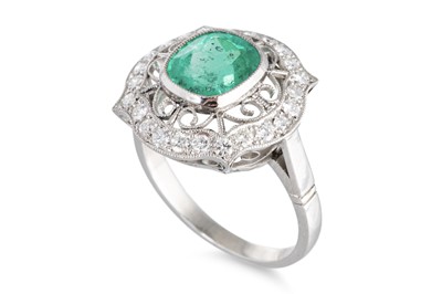 Lot 91 - AN EMERALD AND DIAMOND CLUSTER RING, the...