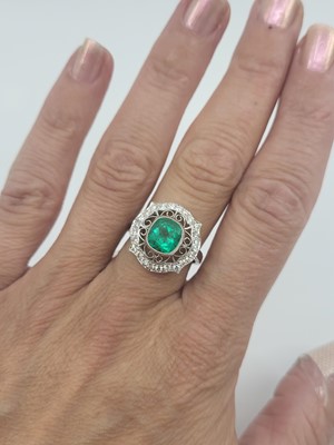 Lot 91 - AN EMERALD AND DIAMOND CLUSTER RING, the...