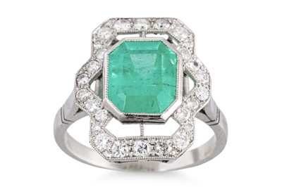 Lot 98 - AN EMERALD AND DIAMOND CLUSTER RING, the...