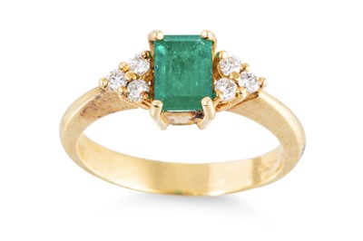 Lot 99 - AN EMERALD AND DIAMOND SET RING, the central...