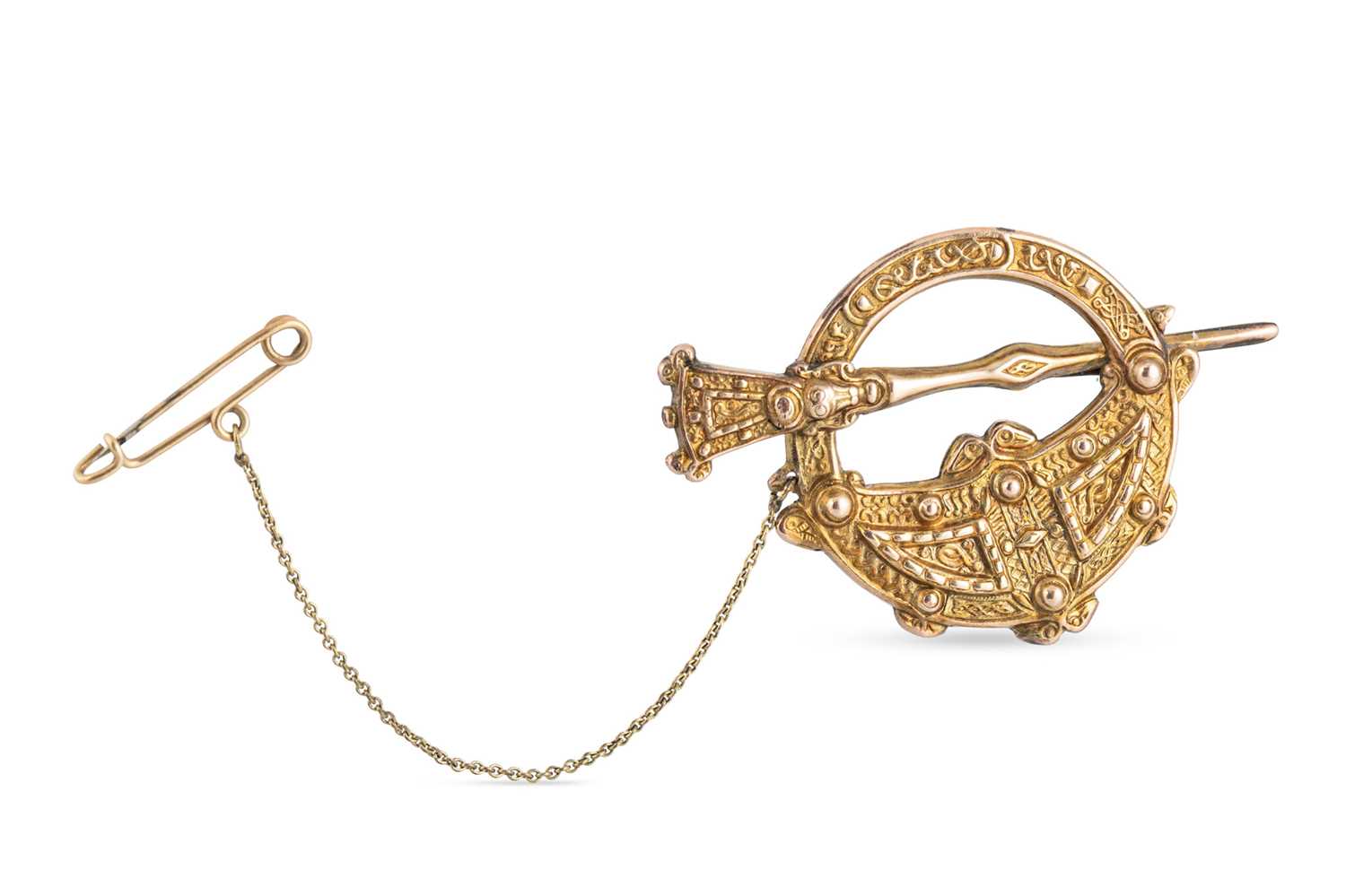 Lot 10 - AN ANTIQUE 9CT YELLOW GOLD 'TARA' BROOCH, made...