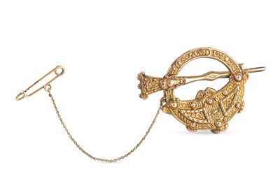Lot 10 - AN ANTIQUE 9CT YELLOW GOLD 'TARA' BROOCH, made...