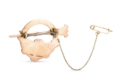 Lot 10 - AN ANTIQUE 9CT YELLOW GOLD 'TARA' BROOCH, made...