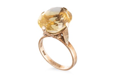 Lot 11 - A 9CT YELLOW GOLD & QUARTZ SET DRESS RING,...