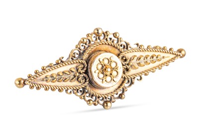 Lot 109 - AN ANTIQUE 15CT GOLD BROOCH, with filigree...