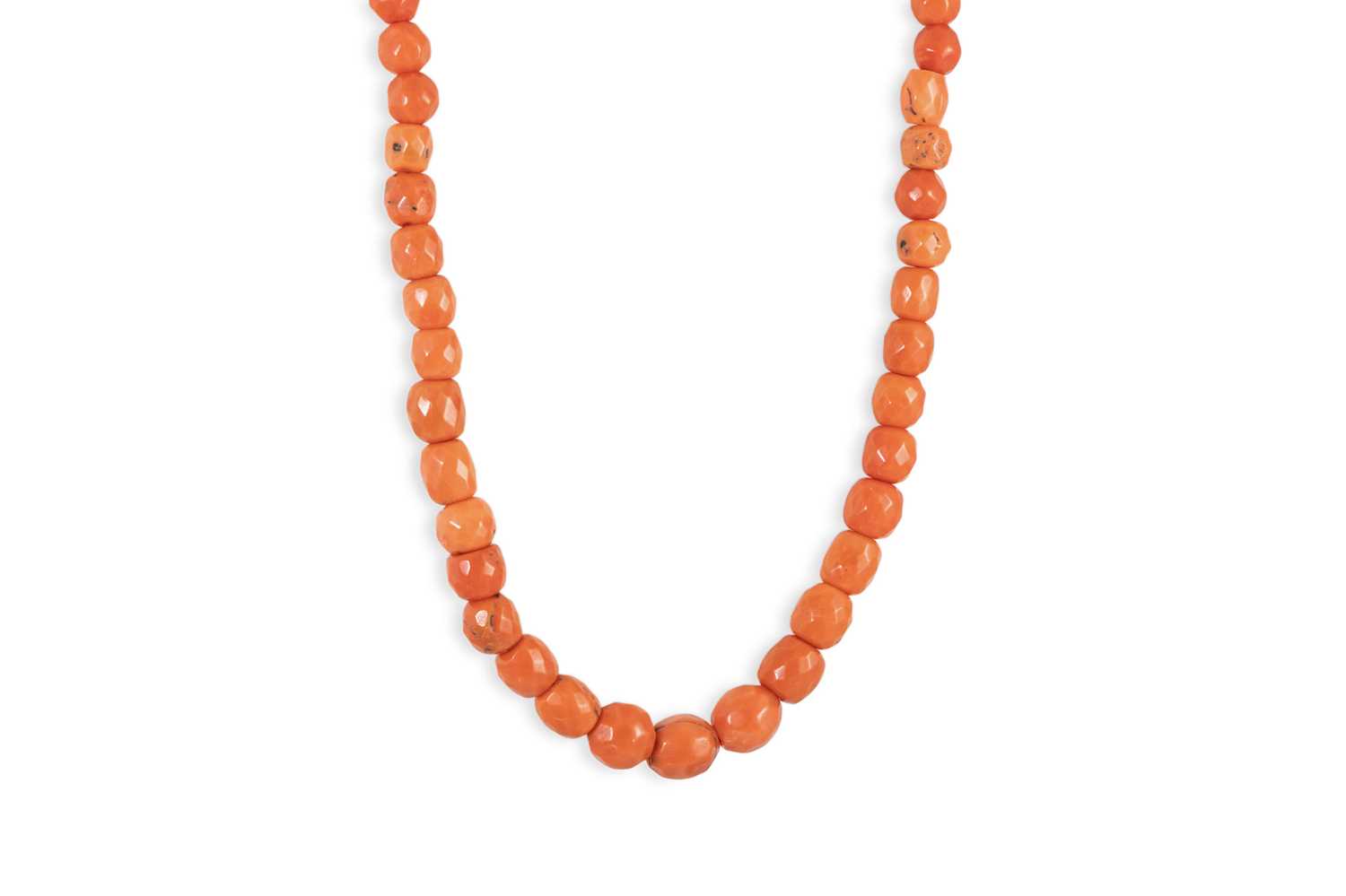 Lot 60 - A CORAL BEADED NECKLACE, the graduated rough...