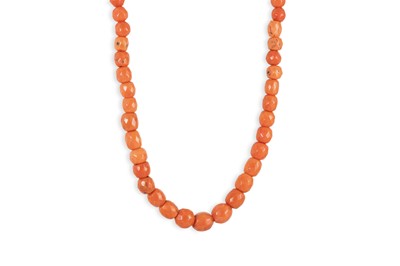 Lot 60 - A CORAL BEADED NECKLACE, the graduated rough...