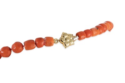 Lot 60 - A CORAL BEADED NECKLACE, the graduated rough...