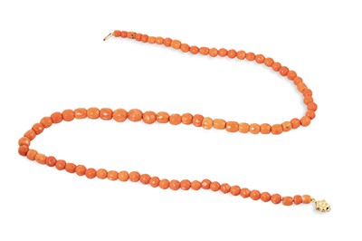 Lot 60 - A CORAL BEADED NECKLACE, the graduated rough...