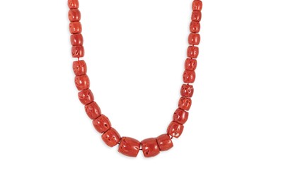 Lot 64 - A CORAL BEADED NECKLACE, the graduated coral...