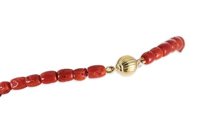 Lot 64 - A CORAL BEADED NECKLACE, the graduated coral...
