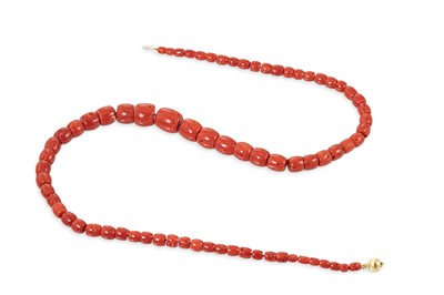Lot 64 - A CORAL BEADED NECKLACE, the graduated coral...