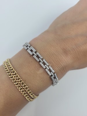 Lot 66 - A DIAMOND BRICK LINK BRACELET, the round cut...