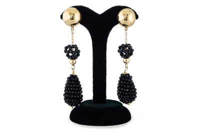 Lot 171 - A PAIR OF ONYX AND GOLD DROP EARRINGS, the...