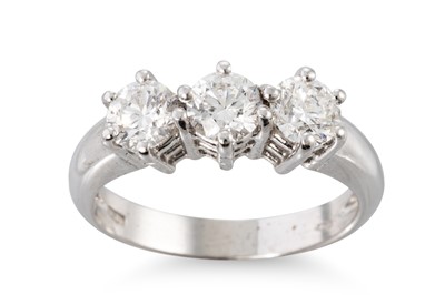 Lot 173 - A DIAMOND THREE STONE RING, three brilliant...