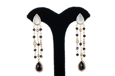 Lot 326 - A PAIR OF ONYX AND MOONSTONE DROP EARRINGS,...