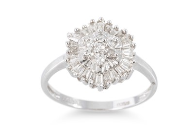 Lot 231 - A DIAMOND CLUSTER RING, the brilliant and...