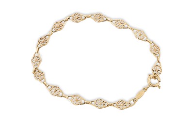 Lot 157 - AN 18CT YELLOW GOLD FANCY LINK BRACELET, 3.8 g.