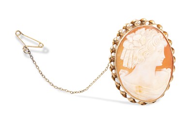 Lot 139 - A 9CT GOLD FRAMED CAMEO BROOCH, depicting a...