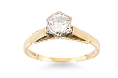 Lot 140 - A VINTAGE DIAMOND SOLITAIRE RING, the...