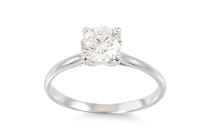 Lot 259 - A DIAMOND SOLITAIRE RING, the round brilliant...
