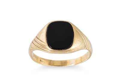 Lot 254 - A GENT'S ONYX SET RING, mounted in 9ct yellow...