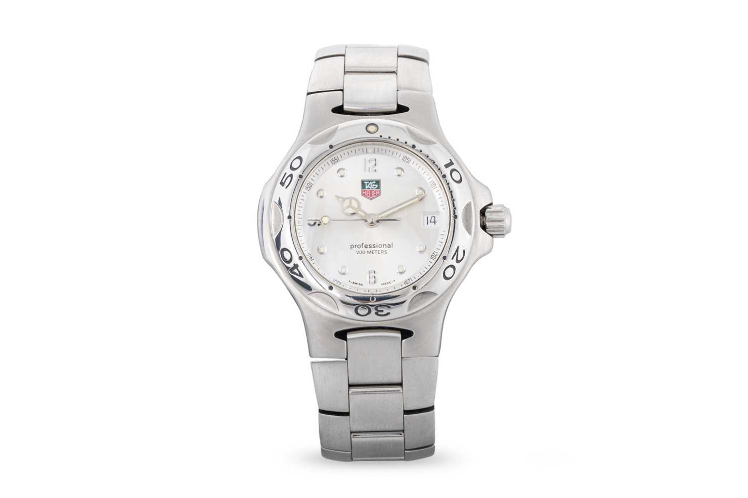 Lot 443 - A MIDSIZE TAG HEUER WRIST WATCH, silvered dial...