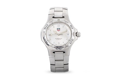 Lot 443 - A MIDSIZE TAG HEUER WRIST WATCH, silvered dial...