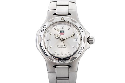 Lot 443 - A MIDSIZE TAG HEUER WRIST WATCH, silvered dial...