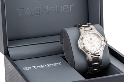 Lot 443 - A MIDSIZE TAG HEUER WRIST WATCH, silvered dial...