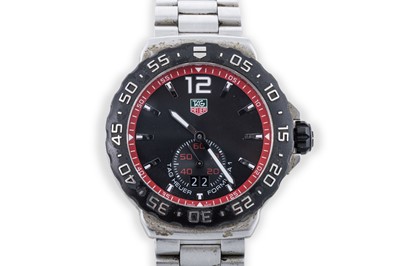 Lot 449 - A GENT'S TAG HEUER WRIST WATCH, black dial...