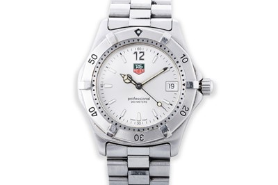 Lot 453 - A GENT'S TAG HEUER WRIST WATCH, silvered dial...