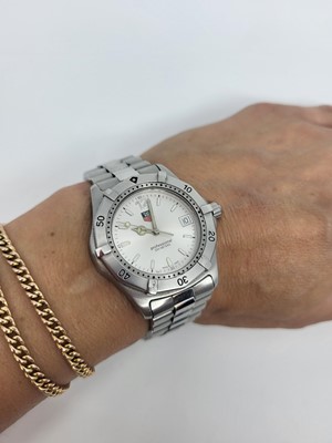Lot 453 - A GENT'S TAG HEUER WRIST WATCH, silvered dial...