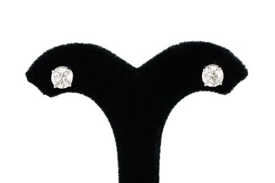 Lot 212 - A PAIR OF DIAMOND STUD EARRINGS, the brilliant...