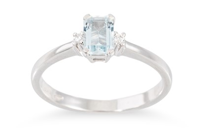 Lot 214 - AN AQUAMARINE AND DIAMOND RING, mounted in...