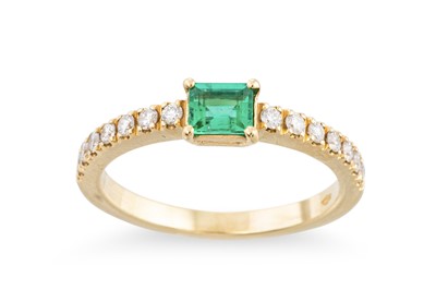 Lot 215 - AN EMERALD AND DIAMOND RING, the rectangular...