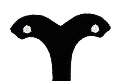 Lot 216 - A PAIR OF DIAMOND STUD EARRINGS, the brilliant...
