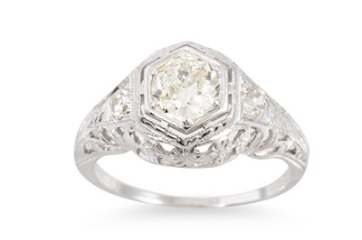 Lot 218 - AN ART DECO DIAMOND RING, the central old cut...