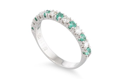 Lot 221 - AN EMERALD AND DIAMOND HALF ETERNITY RING,...