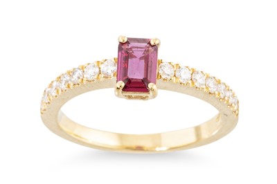 Lot 289 - A RUBY AND DIAMOND RING, the rectangular ruby...