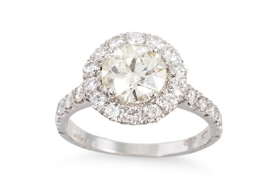 Lot 298 - A DIAMOND CLUSTER RING, the central old cut...